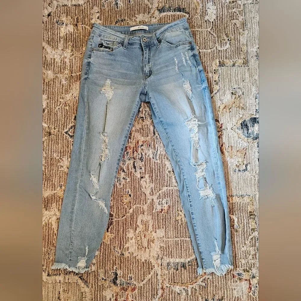 KanCan cropped distressed jeans sz 9 with 26" inseam